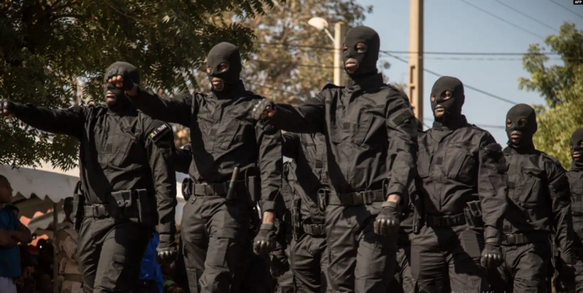Des policiers maliens défilent lors d'une cérémonie célébrant la fête nationale de l'armée, à Kati, le 20 janvier 2022.