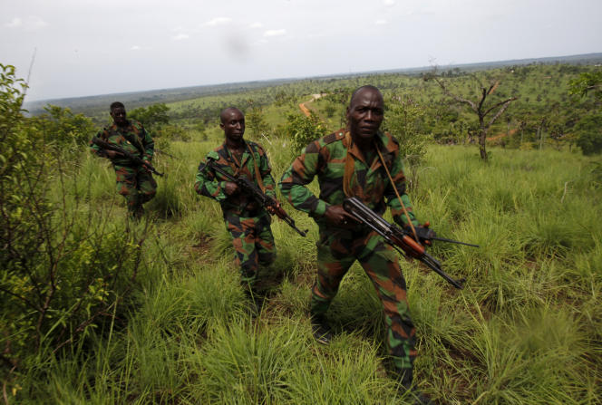 Des militaires ivoiriens s’entraînent à Toumodi, en Côte d’Ivoire, avant leur départ pour le Mali, en avril 2013. LUC GNAGO / REUTERS