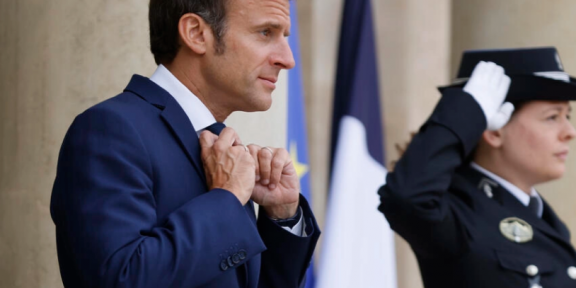 Le président français Emmanuel Macron à l'Élysée, le 3 juin 2022. AP - Jean-Francois Badias