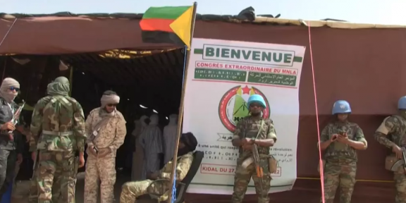 Des militaires devant le lieu où se tient une réunion de plusieurs anciens groupes rebelles maliens, à Kidal, au nord du pays - Copyright © africanews cleared