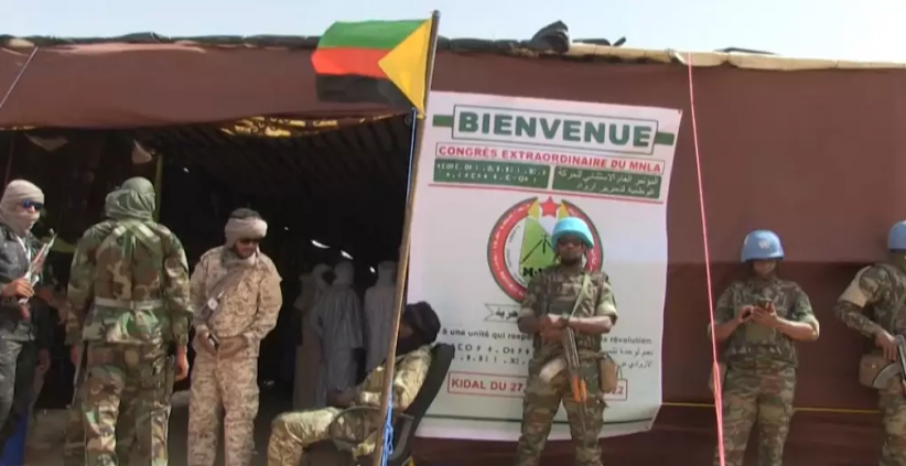 Des militaires devant le lieu où se tient une réunion de plusieurs anciens groupes rebelles maliens, à Kidal, au nord du pays - Copyright © africanews cleared