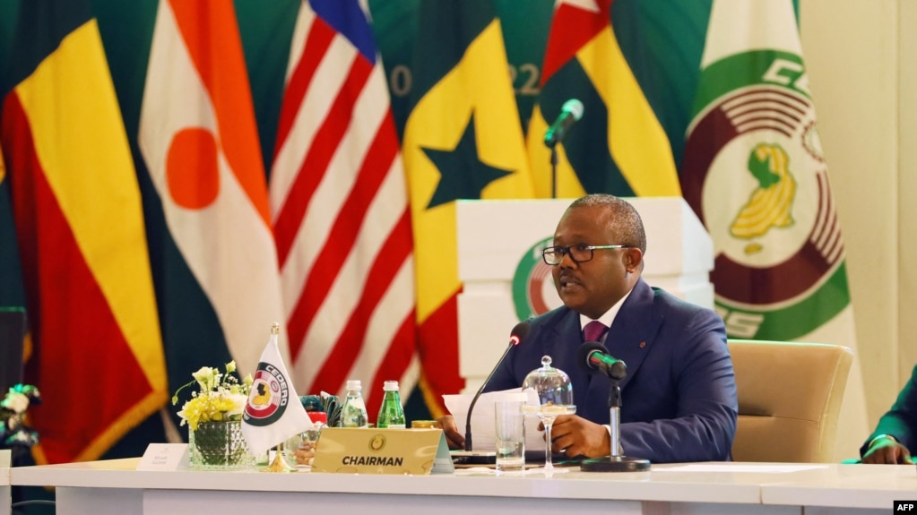 Le chef de la Cédéao évoque la possibilité de « lourdes sanctions » contre Conakry