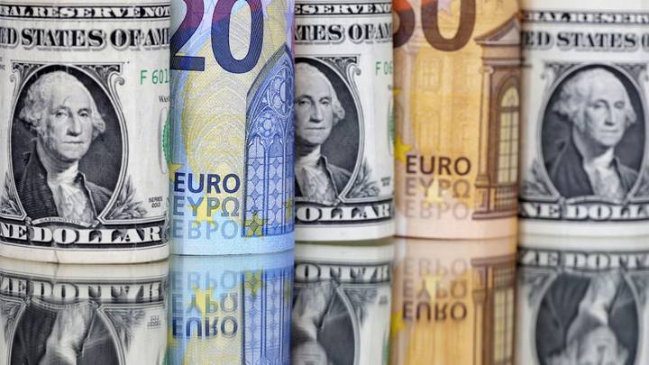 L’euro atteint un nouveau plancher depuis 20 ans face au dollar