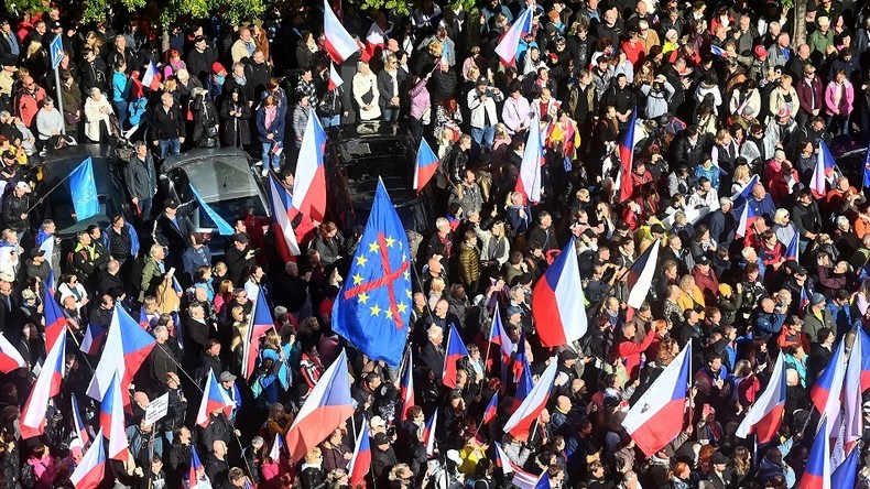 Des dizaines de milliers de personnes manifestent à Prague contre l’OTAN et l’UE