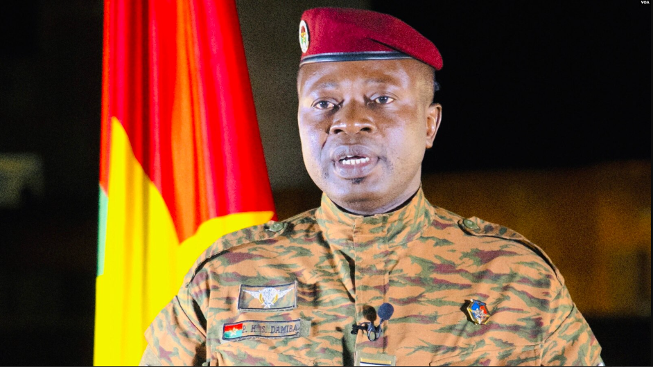 Burkina: l’attaque de lundi est la “preuve” qu’il faut “continuer le combat”, selon Damiba