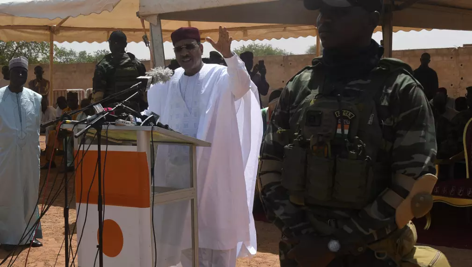 Niger: les proches de Mohamed Bazoum dénoncent une vague d’arrestations et de perquisitions illégales