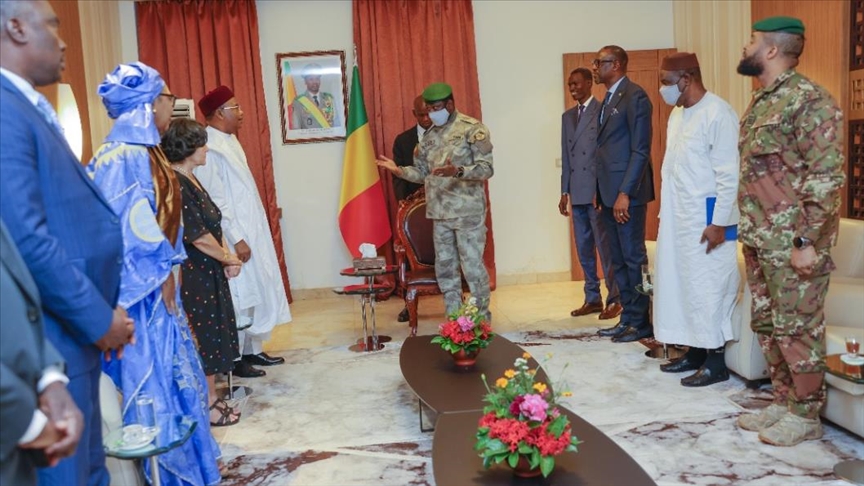Mali : Assimi Goïta reçoit Mahamadou Issoufou, ancien président du Niger