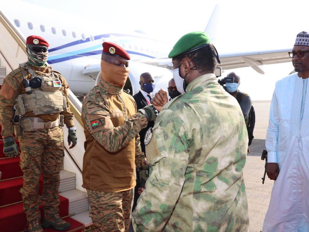 Le Président GOÏTA a accueilli le nouveau Chef d’Etat du Burkina Faso