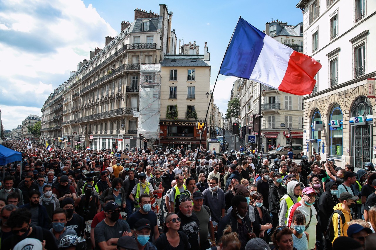 France : Des centaines de manifestants aux flambeaux contre la réforme des retraites à Paris