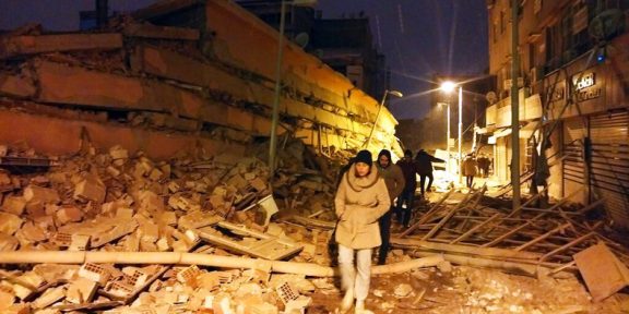 Tremblement de terre en Turquie En savoir plus sur RT France : https://francais.rt.com/international/104123-au-moins-500-morts-dans-seisme-turquie-syrie