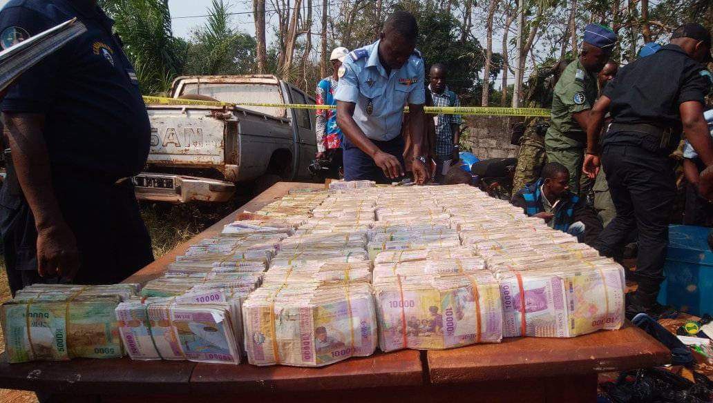 Deux suspects ont été arrêtés avec une forte somme d’argent et de lingots d’or par les forces de l’ordre