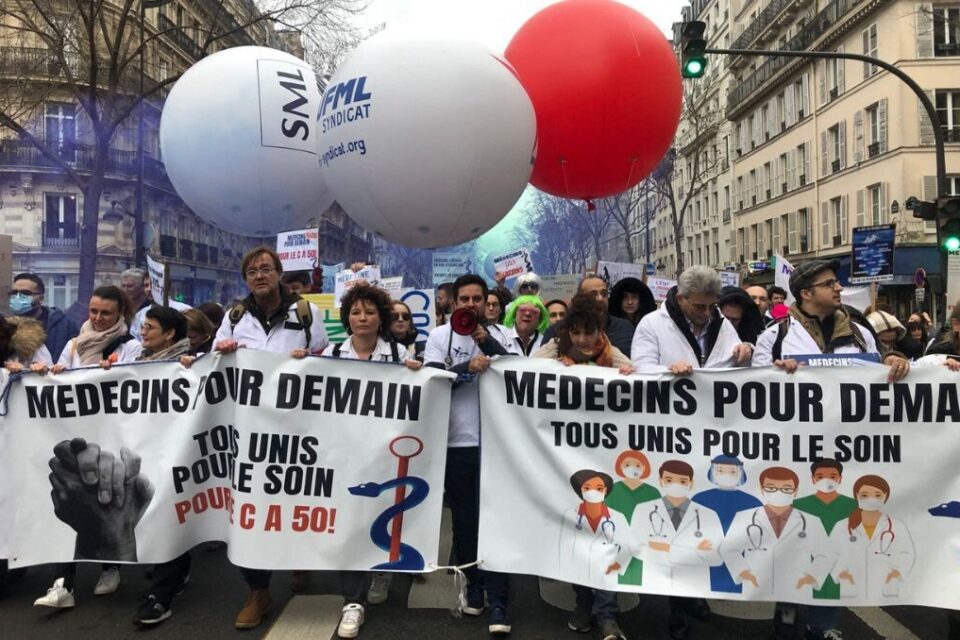 France : « Aimée par nos patients, abhorrée par nos dirigeants » – Des milliers de médecins organisent une grève à Paris
