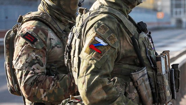 Des soldats russes mènent des travaux de combat avec Grad MLRS, obusiers Msta-S près de Svatovo et Kremennaya