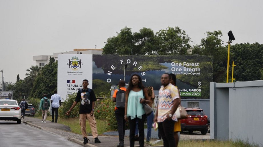 Gabon : Emmanuel Macron accusé de “faire le jeu du clan Bongo”