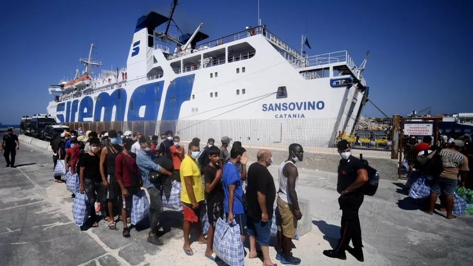 Italie : des milliers de migrants débarquent sur l’île de Lampedusa