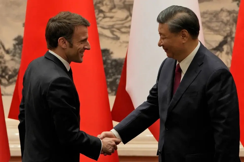 Guerre en Ukraine : Emmanuel Macron, en Chine, appelle Xi Jinping à « ramener la Russie à la raison »