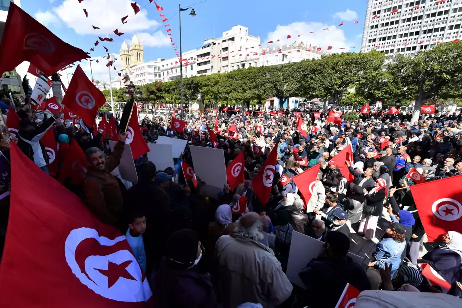 Tunisie: Des centaines d’opposants protestent contre le président Saied
