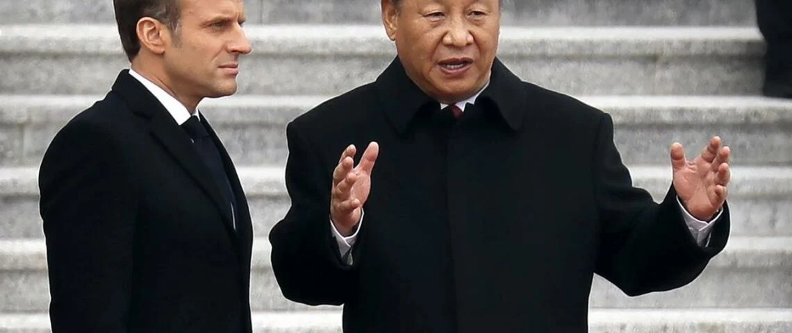 Donald Trump accuse Emmanuel Macron de « lécher le c*l » du président chinois Xi Jinping