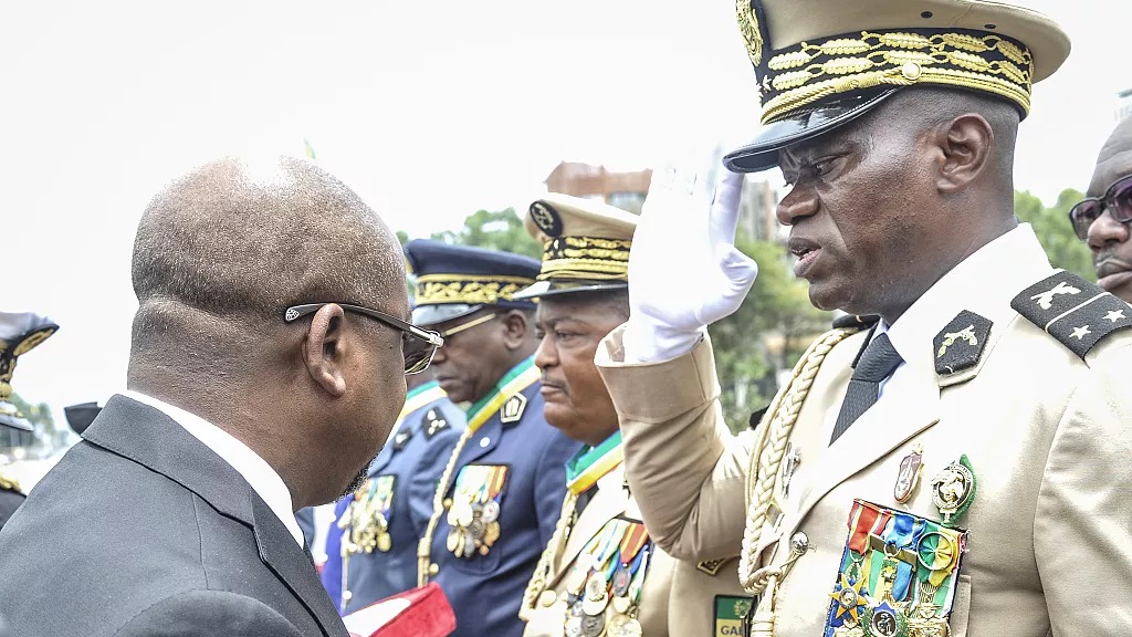 Gabon : Brice Oligui prête serment comme  »président de la transition »