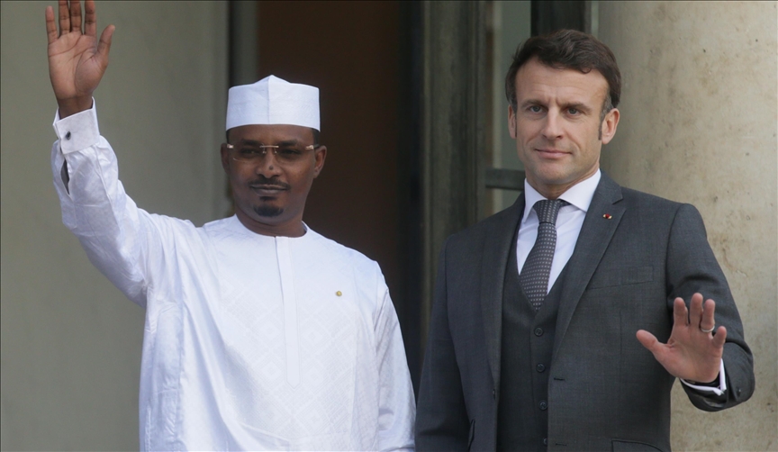 Emmanuel Macron et Mahamat Idriss Déby discutent du retrait des forces françaises du Niger