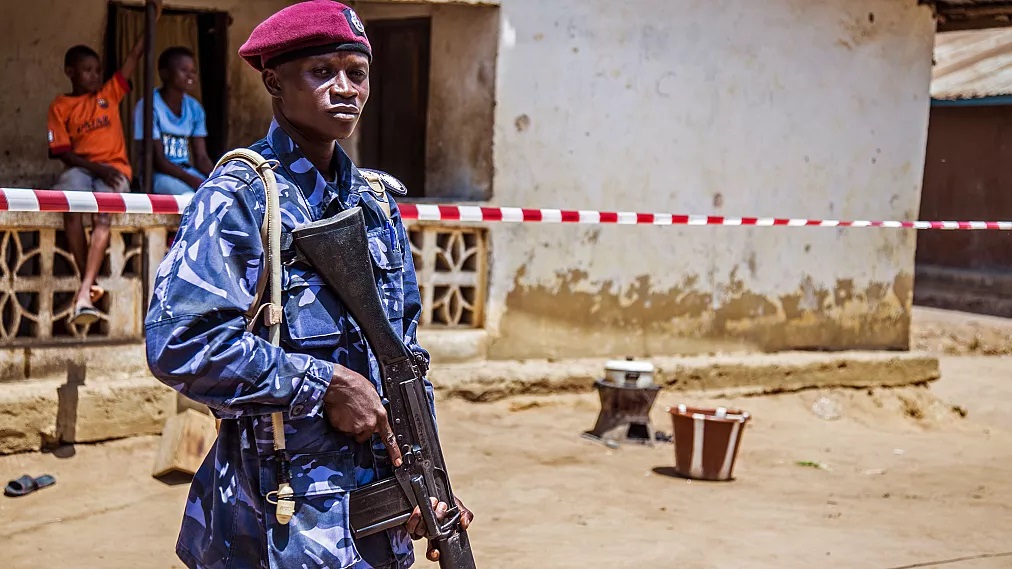 La Sierra Leone déclare un couvre-feu national après que des hommes armés ont attaqué une caserne militaire