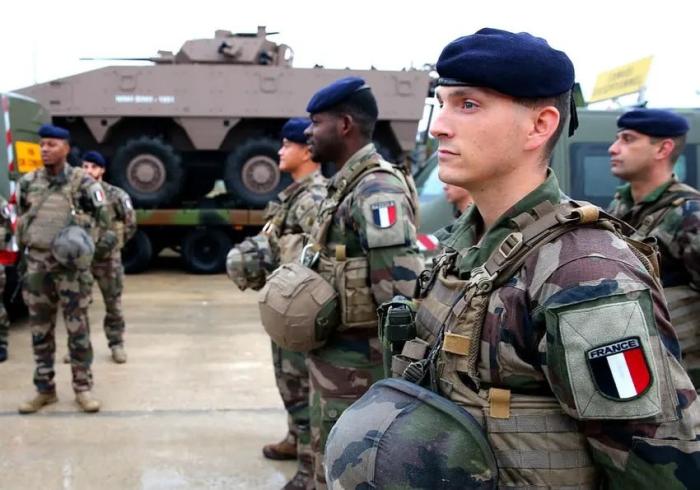 Europe: les soldats et les jeunes fuient les armées