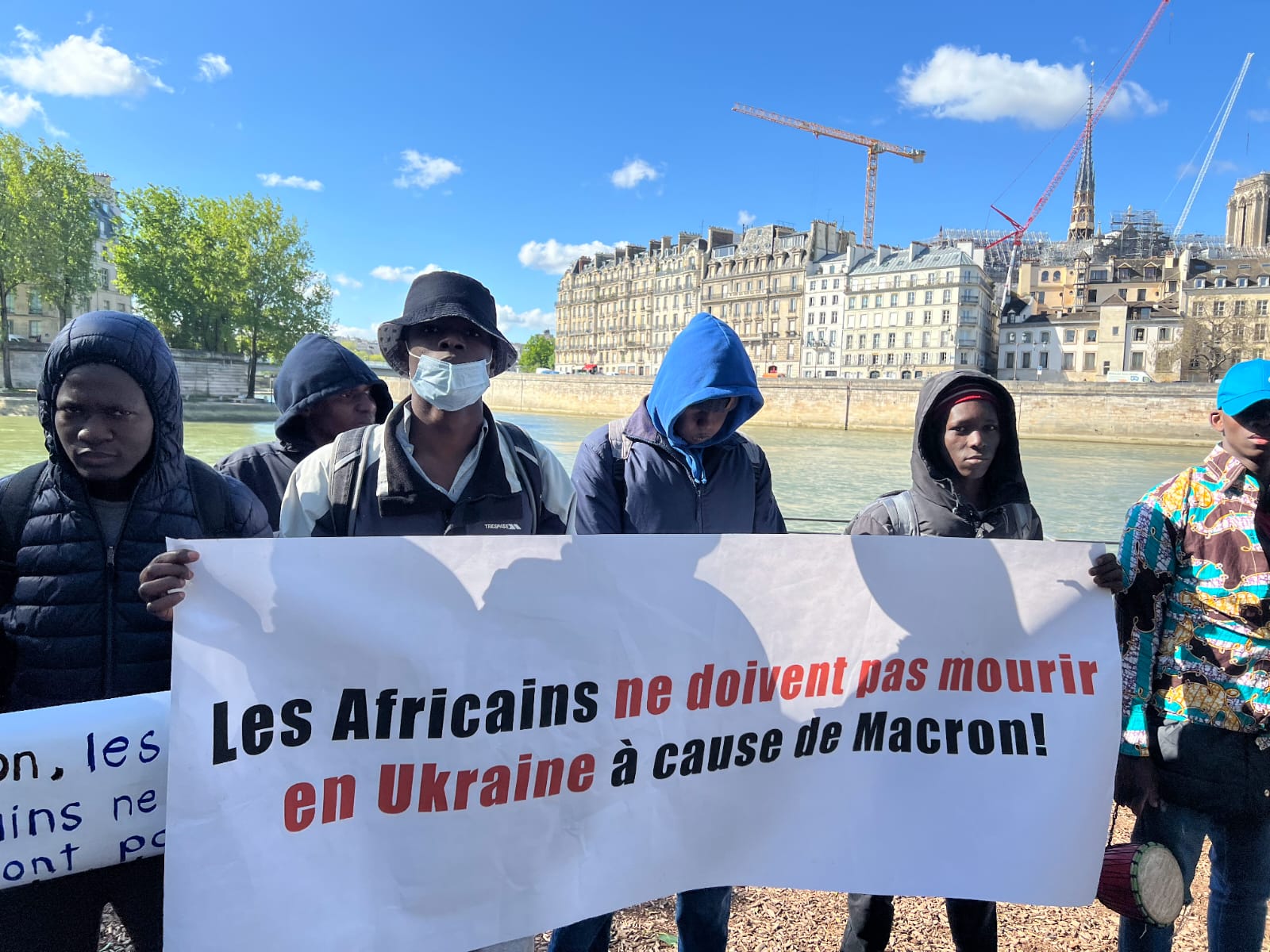 A Paris, les africains ont condamné les intentions de Macron d’envoyer des migrants combattre en Ukraine