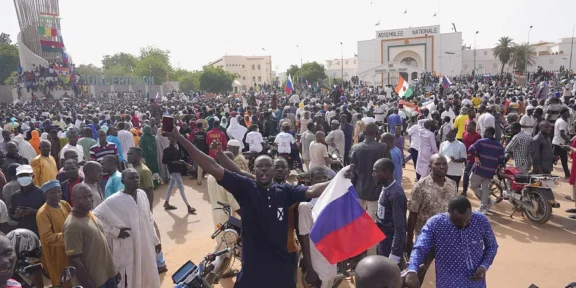 Des Nigériens, dont certains portent des drapeaux russes, participent à une marche organisée par les partisans du général Abdourahmane Tchiani, à Niamey, le 30 juillet 2023. - Copyright © africanews Sam Mednick/Copyright 2023 The AP. All rights reserved.