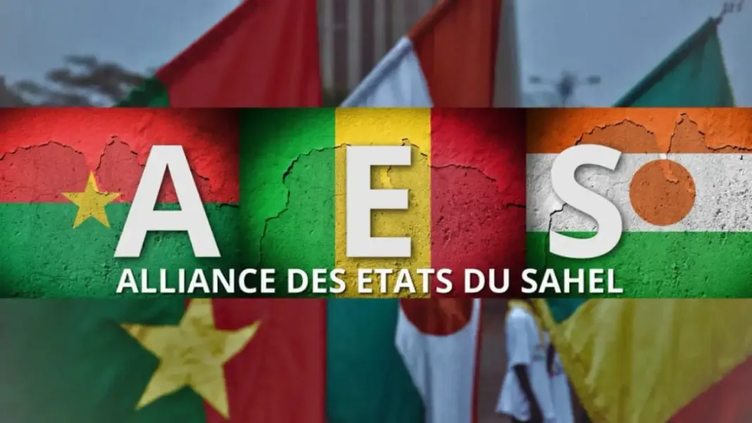 Burkina Faso : le drapeau de l’AES remplace celui de la Cédéao à Ouagadougou